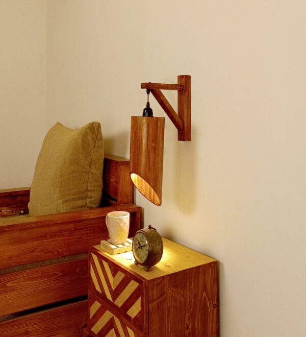 Cedar-Wooden-Wall-Lamp-1_fd47d8c8-e117-4833-93cc-fdb3b173c030.jpg